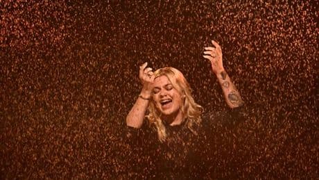 Eurovision : avec Louane, la France “fait le pari de l’émotion” pour “briser sa malédiction”