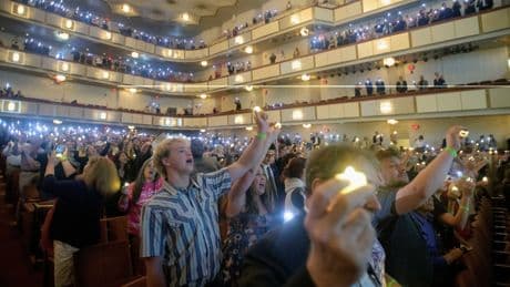 Miles de personas desbordan el Kennedy Center de Washington en una vigilia en memoria de Charlie Kirk