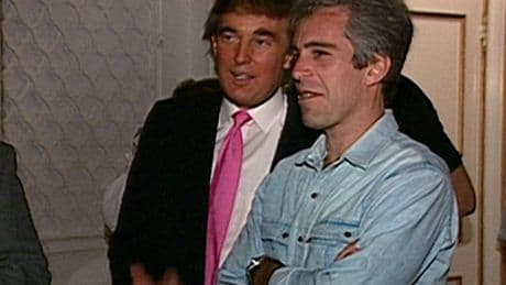 Los votantes de Trump se sorprenden de que un abusador sexual proteja información sensible de su amigo Epstein