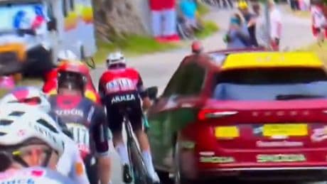 Tour de France : une voiture de l’organisation tout près de… percuter Vauquelin (vidéo)