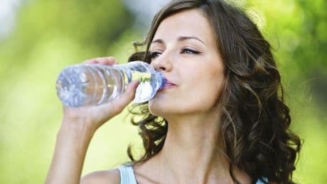 Estos son los efectos en los riñones al beber 2 litros de agua al día