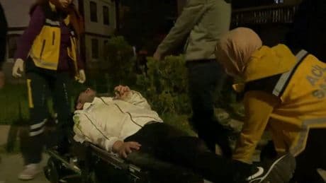 Aksaray'da virajı alamayan motosiklet kaldırıma çarptı: İki yaralı