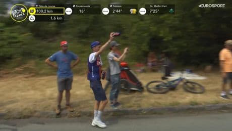 Tour de France : jeune retraité, Romain Bardet au bord de la route... pour distribuer des bidons aux coureurs