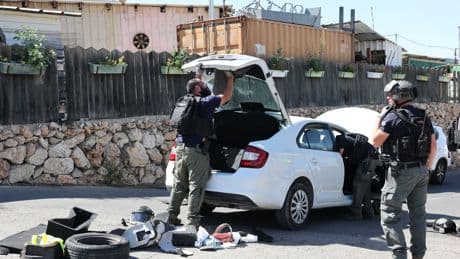 Un palestino presuntamente apuñala a dos personas en un kibutz cerca de Jerusalén e Israel mata a 36 en la Franja de Gaza