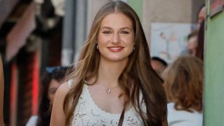 La princesa Leonor se viste de bohemia con top de croché y pantalones 'hippies' para ir al cine con su madre