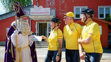 Weihnachtspost im Sommer: 3.000 Kilometer per Rad: Post-Trio erreicht Weihnachtsmann