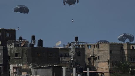 Krieg in Nahost: Hilfe für Gaza aus der Luft