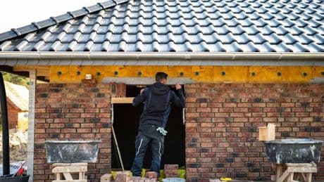 Fachkräftemangel: „Handwerker bauen sich Häuser im Wert von 400.000 Euro“