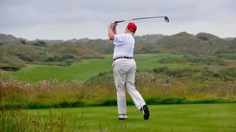 Trump op omstreden vierdaagse trip naar golfresorts, maar daar zit niet iedereen in Schotland op te wachten