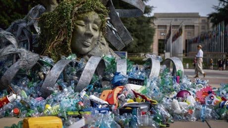 Au siège de l’ONU à Genève, la sculpture engagée de Benjamin Von Wong pour alerter sur la pollution plastique