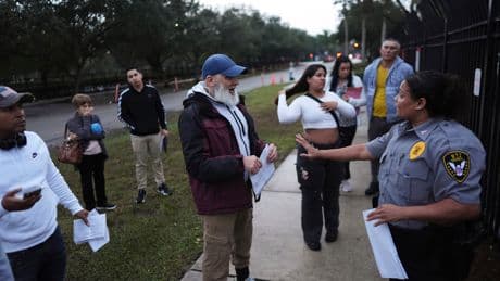 Ni viajes ni reencuentros familiares: la última traición de Trump a los cubanos y venezolanos