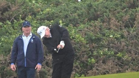 Trump ya juega al golf en Escocia