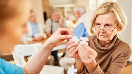 Alzheimer : pourquoi les femmes sont plus à risque, mais aussi plus résistantes à la maladie