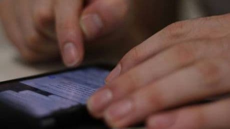 Sms addio, come sta per cambiare il mondo dei messaggi: cosa sono gli rcs