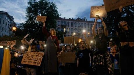 Ucraina, proteste contro Zelensky: ecco il disegno di legge che ha portato migliaia di persone in piazza