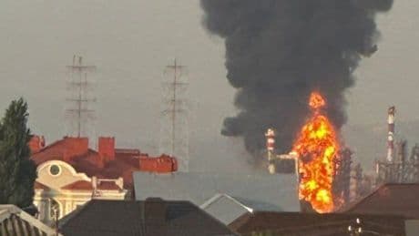 Ukraine-Krieg: Ukraine setzt Ölraffinerie außer Gefecht – Feuer
