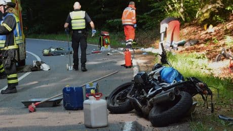 Polizei nimmt 17-Jährigen fest - BMW-Fahrer rasen Bikerin (29) tot und flüchten zu Fuß