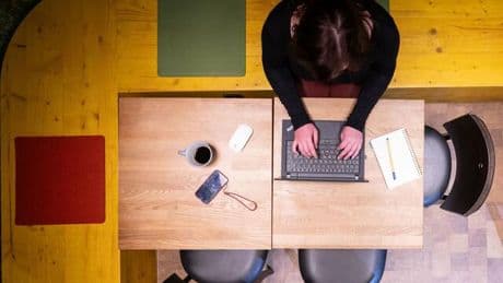 Umfrage: Zwei Drittel arbeiten auch mal krank im Homeoffice