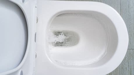 Fast keiner kennt ihn: Mit Omas Geheimtrick wird Ihre Toilette strahlend sauber