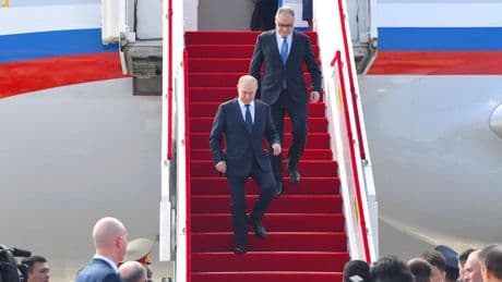 Autokraten unter sich - Roter Teppich für Putin beim Schurken-Gipfel in China