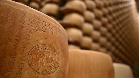 Droits de douane: les Italiens craignent que les Américains se tournent vers le "parmesan américain" avec la hausse des prix