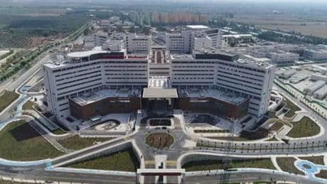 Adana Şehir Hastanesi'ndeki sağlık emekçilerinin sorunları bitmiyor: Mevcut personel sayısı hasta yoğunluğunu karşılayamıyor