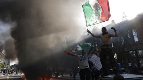 À Los Angeles, l’omniprésence du drapeau mexicain brandi par les manifestants cristallise les tensions
