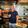 ‘Hier weet je pas wat heet is’: Nicolle en Walther runnen snackbar op een van de heetste plekken van de stad