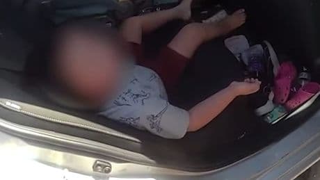 Kinder im Hitze-Auto gefangen - Vater vergnügt sich im Sex-Shop