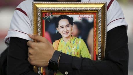 Nobelprijswinnares Aung San Suu Kyi 80, onduidelijk hoe het met haar gaat