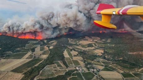 Las impresionantes imágenes del incendio en el sur de Francia: miles de hectáreas quemadas, varios heridos y bomberos hospitalizados