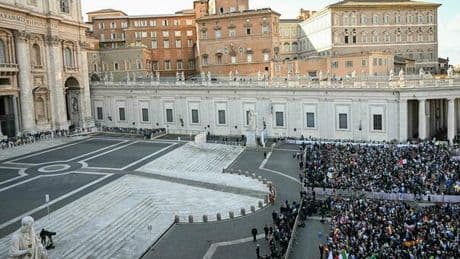 Rai e Mediaset, come cambia il palinsesto dopo l'elezione del nuovo Papa: saltano Affari Tuoi e Che Dio ci aiuti