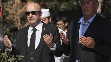 Emekli Korgeneral Zekai Aksakallı, şehit Ömer Halisdemir'in mezarını ziyaret etti