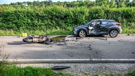 Verkehrsunfall: Autofahrer missachtet Vorfahrt - Biker tot