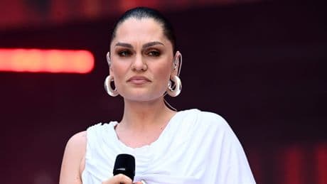 Jessie J emotioneel bij laatste optreden voor kankerbehandeling