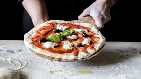 İtalyan şeflerin gizli sırrı! Pizza hamuru böyle oluyormuş meğer: Bu şekilde olmayan tutmuyo