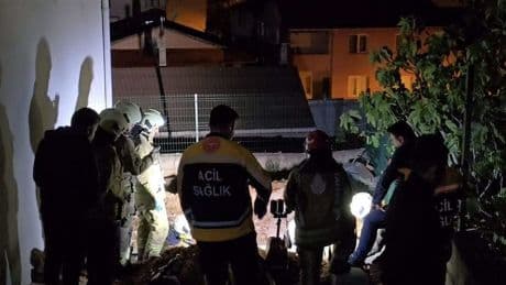 Sultanbeyli'de boru tamir etmek isteyen bir kişi toprak kayması sonucu göçük altında kaldı