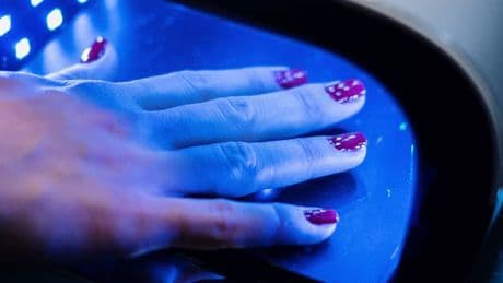 La plupart des vernis à ongles semi-permanents sont interdits dès ce lundi: voici pourquoi