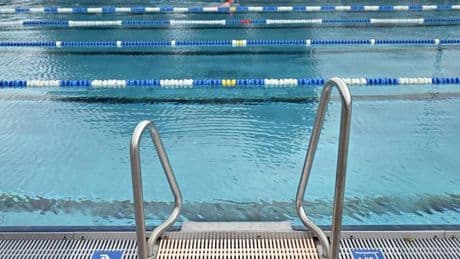 Schwimmen lernen: Linke fordert verpflichtenden Schwimmunterricht an Schulen
