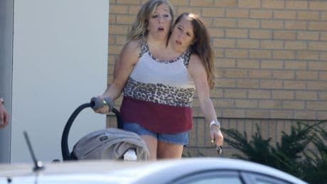 Sind Abby und Brittany Mama?s - Berühmte siamesische Zwillinge mit Babyschale