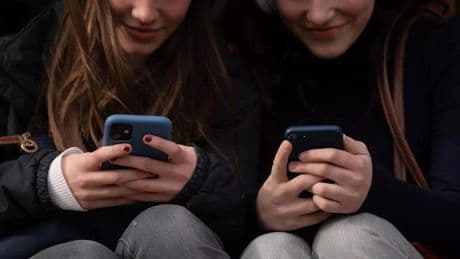 Salud mental, menores y redes sociales: “Es como una ruleta, no sabes qué le va a tocar a tu hijo”