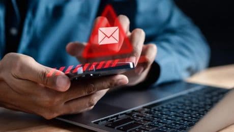 Si te ha llegado este SMS del BBVA, no lo leas: es una estafa de smishing que roba tus datos bancarios