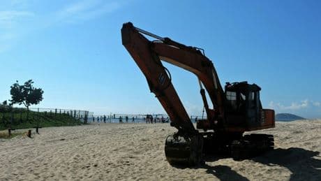 Cervia, donna travolta e uccisa da una ruspa che puliva la spiaggia, la tragedia davanti agli occhi dei bagnanti