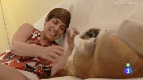 La conmovedora historia de Carmen y su encuentro con su nueva perrita: &quot;Me ha adoptado a mí&quot;