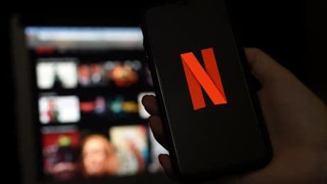 "39% des touristes en France citent la série Emily in Paris": le patron de Netflix assure avoir un "impact économique positif de 2 milliards d'euros" en France