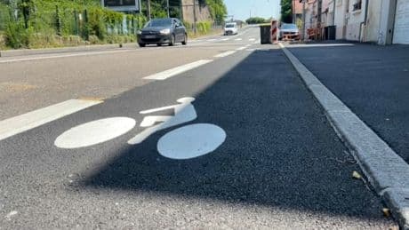 Caluire-et-Cuire: des objets déposés volontairement sur la piste cyclable par des riverains, un cycliste blessé