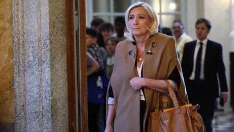 "Des blagues qui ne font pas rire": Marine Le Pen critique les "mesurettes" de Bruno Retailleau sur l'entrisme islamiste