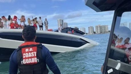 Más de una treintena de 'influencers', rescatados del naufragio en un yate Lamborghini