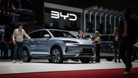 "Les marchés européens sont comme des grenouilles dans une casserole": le géant chinois de l'auto BYD veut tirer les leçons de ses débuts poussifs en Europe