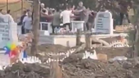 Cenazeyi bırakıp mezarlıkta kavgaya tutuştular